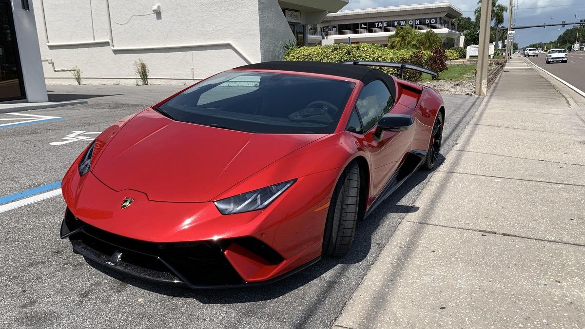 Cel mai tare din parcare: Cu 320 km/h, la bordul unui Lamborghini închiriat!