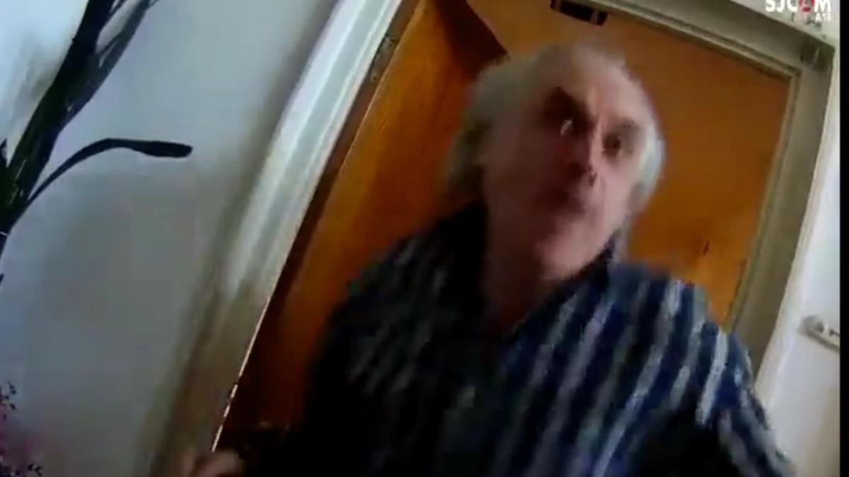 Polițist român, făcut KO de un bărbat în pijamale. Agentul bătuse la ușă pentru a calma un scandal în familie