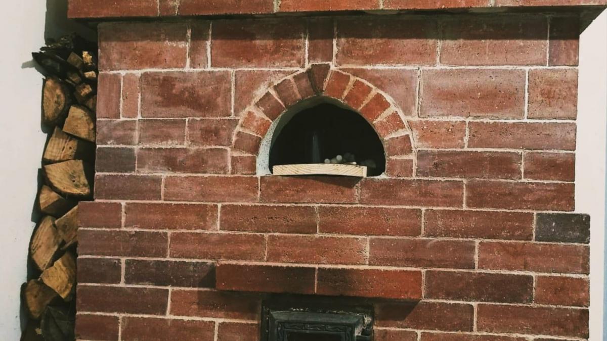 Ce fac românii de frica facturilor. Povestea unei familii care a construit o sobă cu clopote