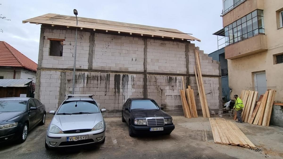 Cu stâlpul de iluminat prin acoperiș. Se întâmplă la Horezu. Iată imaginile!