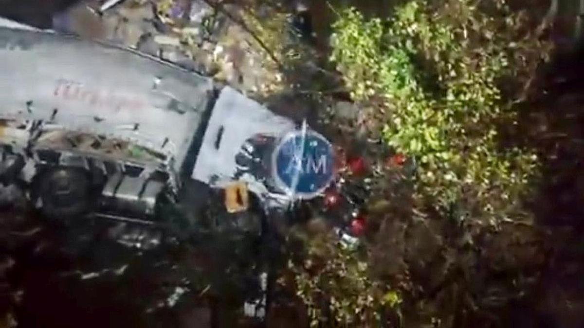 Accident mortal în Mehedinti. Un TIR a cazut într-o prapastie
