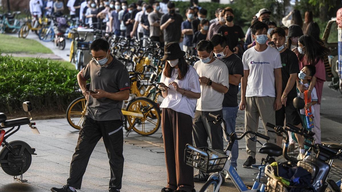 Beijingul dă înapoi: Autoritățile ridică restricțiile din zona celei mai mari fabrici de iPhone din lume