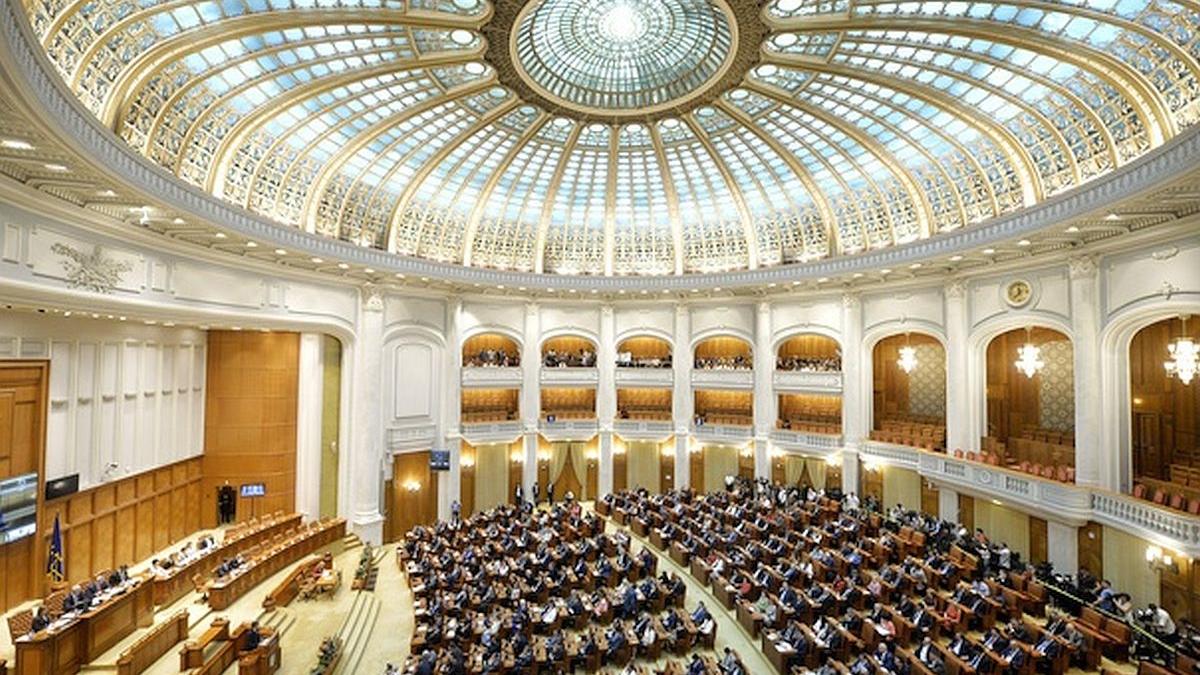 Cumpărături de toamnă, la Parlamentul României, de 7,4 milioane de lei. Motocositoare, mașini, imprimante și sisteme de videoconferință