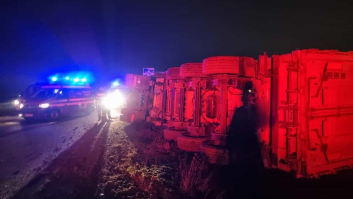 Accident între un TIR și un autoturism la Albota. Traficul este blocat