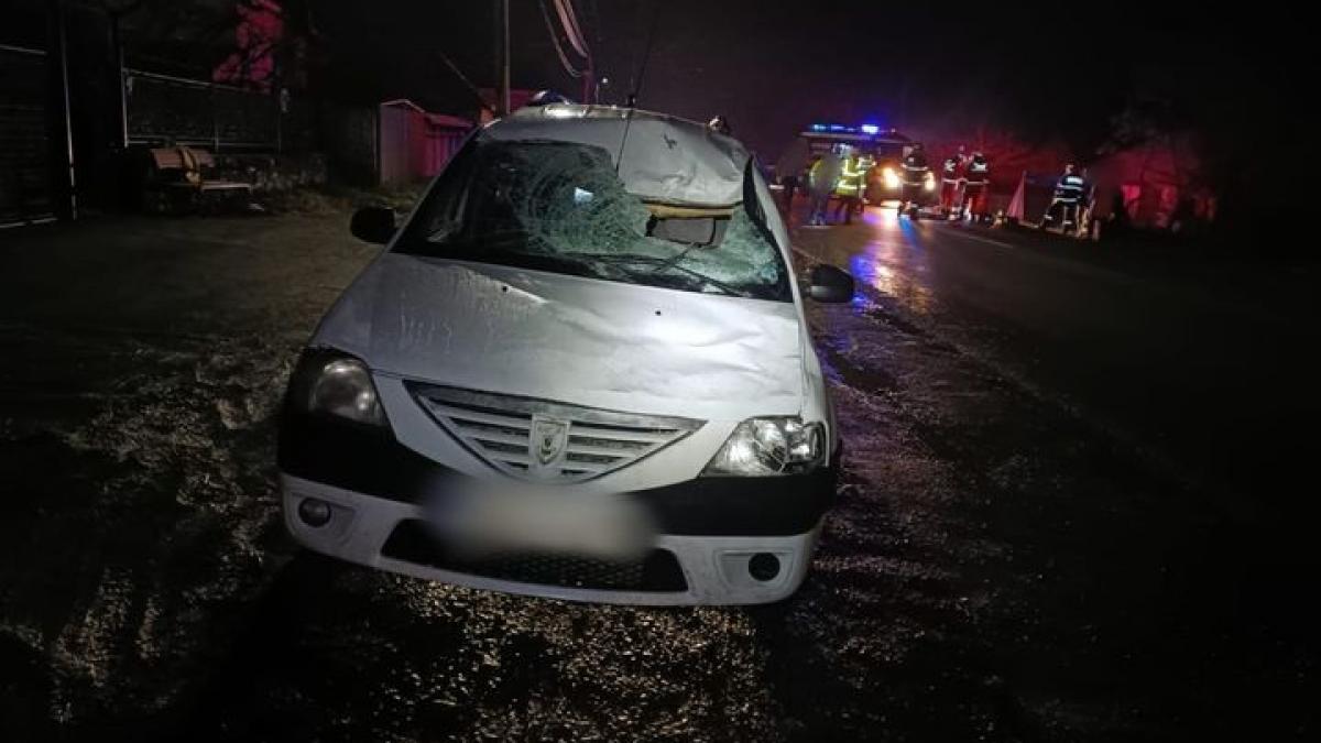 Doi pietoni, spulberați de o mașină, pe o șosea din Suceava. Unul a murit