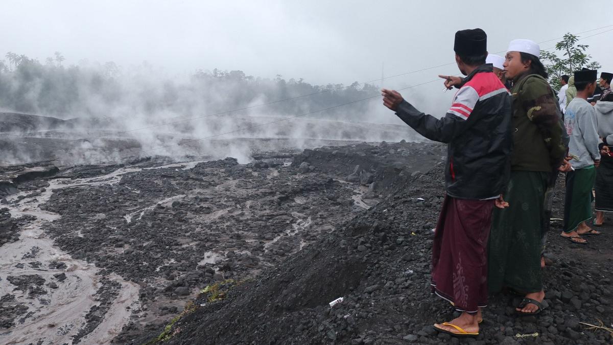 Erupție vulcanică în Indonezia. Mii de persoane au fost evacuate!