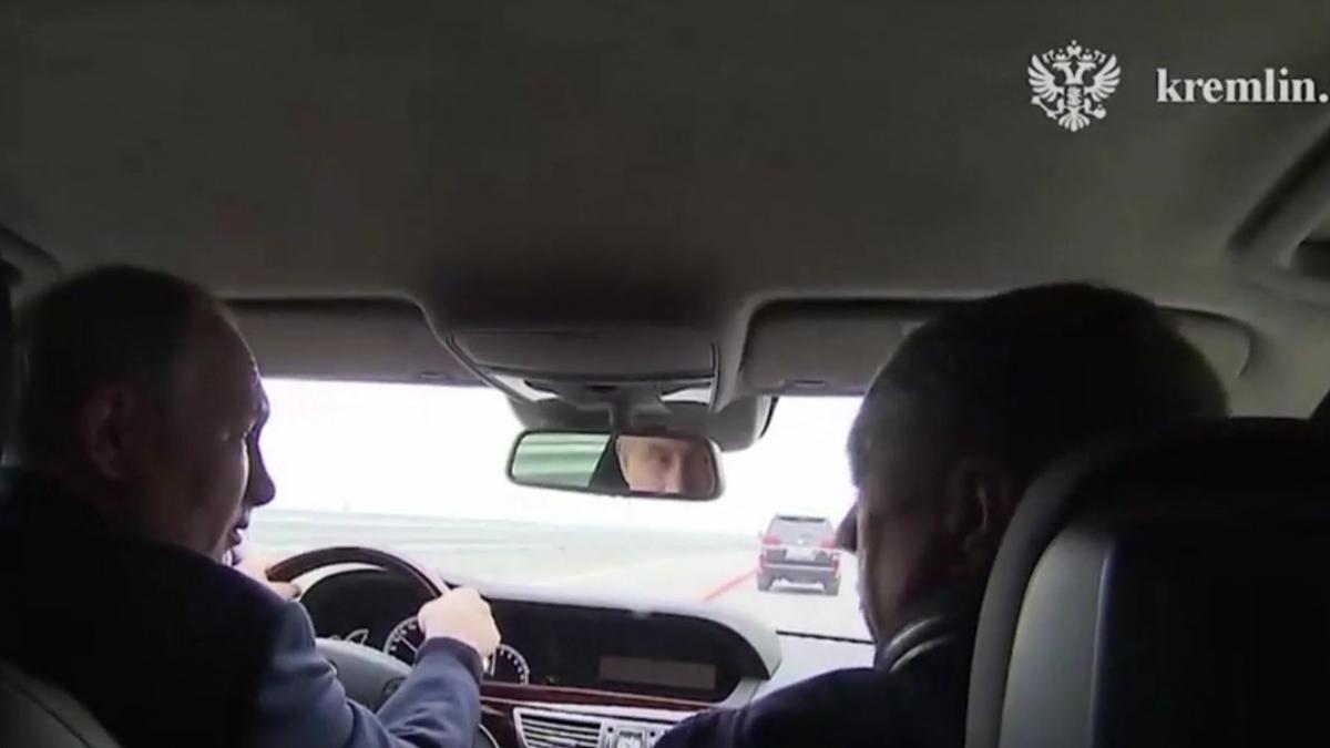 Vladimir Putin a condus o mașină pe Podul peste Strâmtoarea Kerci, avariat de ucraineni
