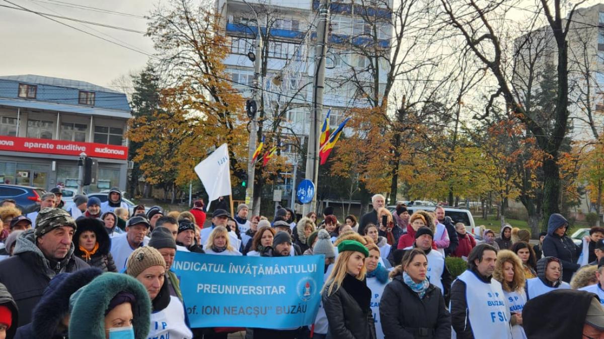 Protest al angajaților din Educație la Buzău:  Somăm guvernul să aplice legislația în vigoare