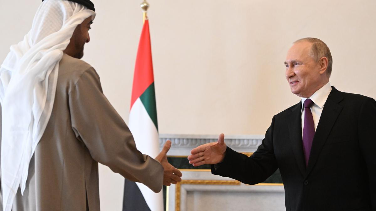 Kremlinul cooperează cu Emiratele Arabe Unite, în contextul embargoului asupra petrolului rusesc