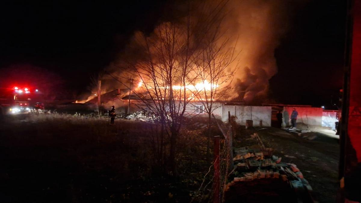O casă a luat foc, în localitatea Siliștea. Pompierii intervin cu mai multe autospeciale