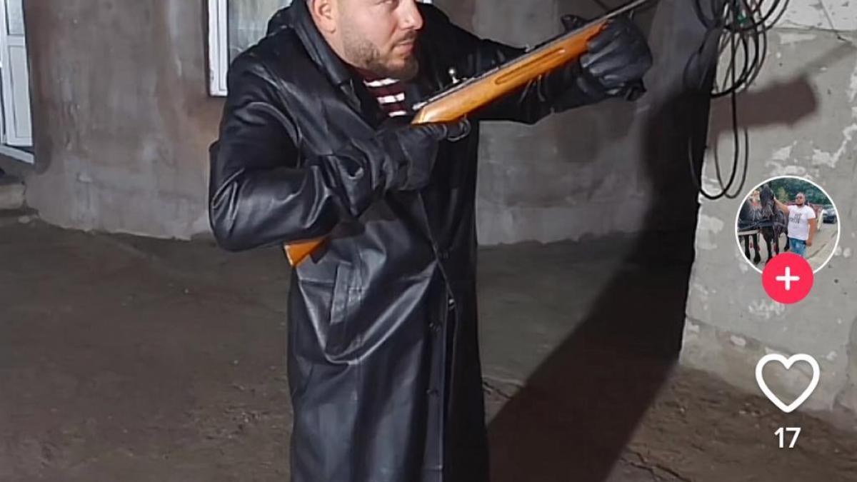 Cu armele pe Tik Tok. În loc de inimioare, s-au trezit cu mascații la ușă