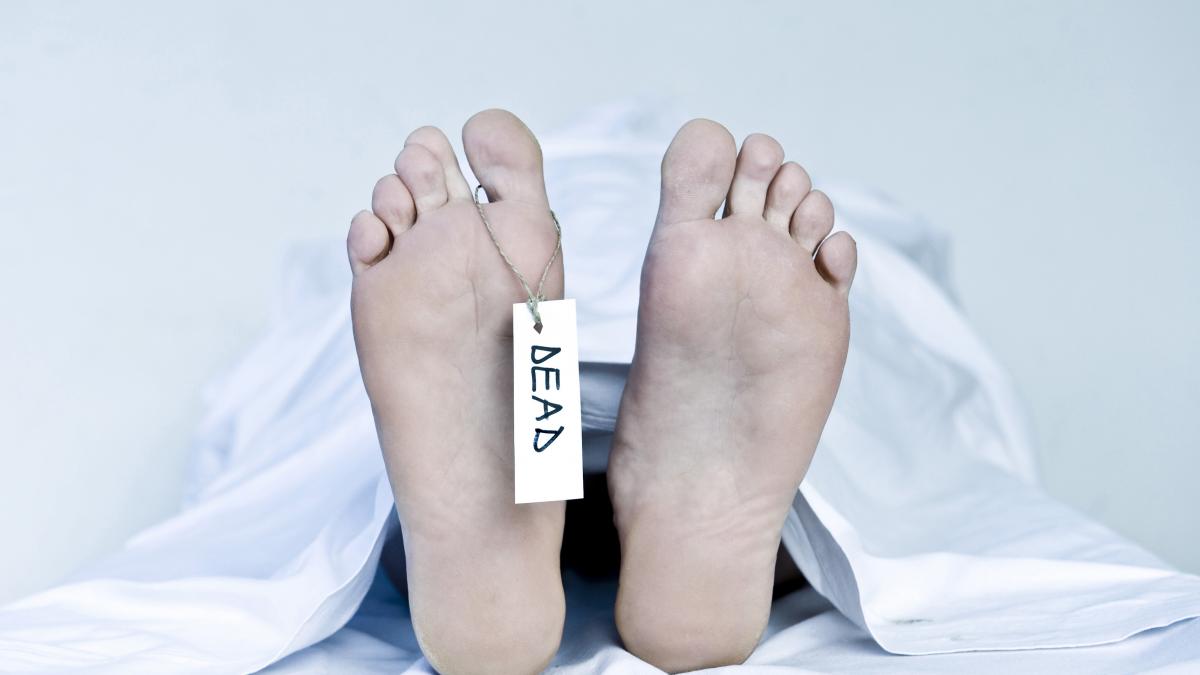 tatal mort morga usi deschise morti pe mese muste