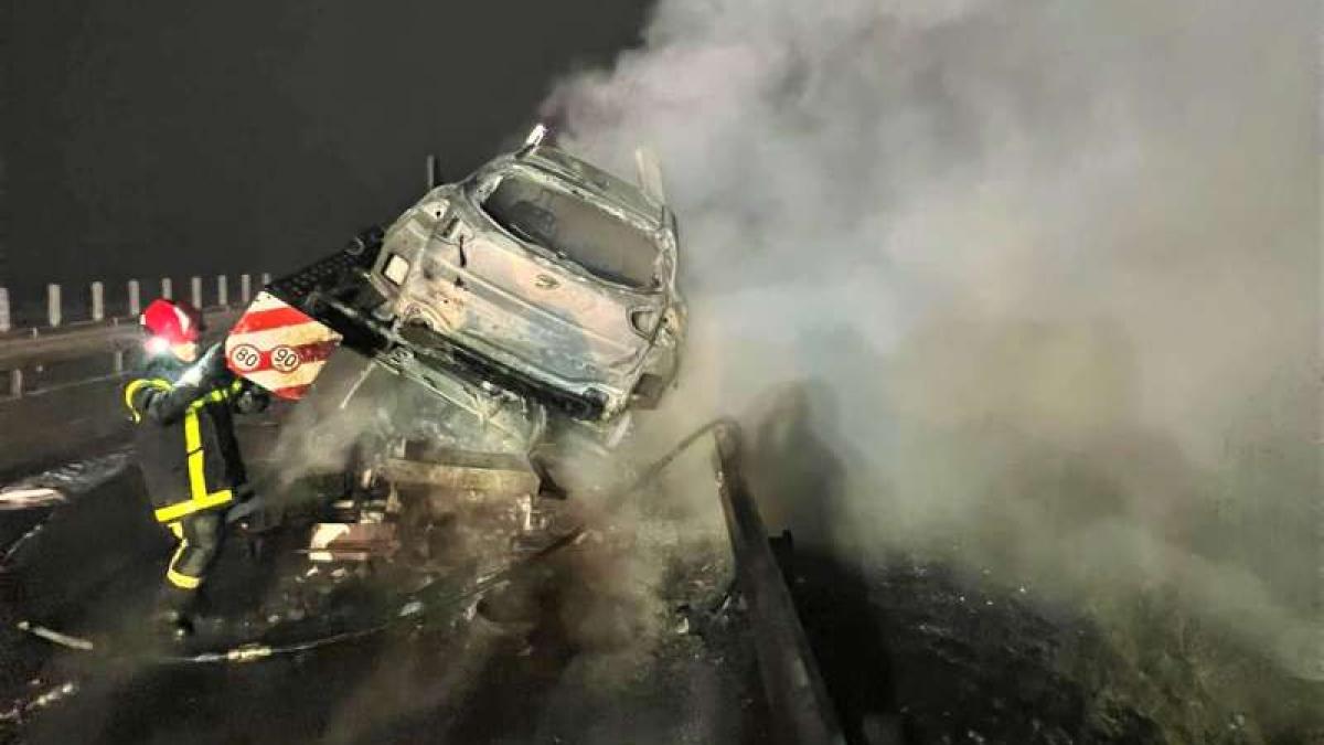 Arad: Incendiu la un TIR încărcat cu opt autoturisme