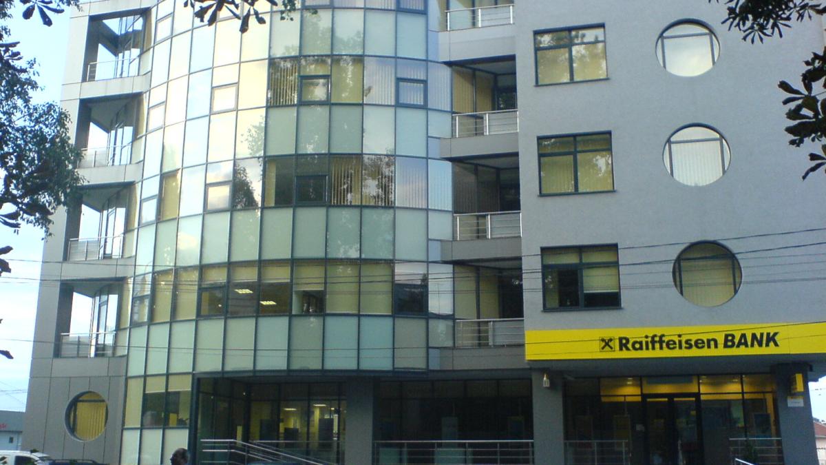O bancă austriacă din România a început să restituie bani: „a umblat în buzunarele consumatorilor”