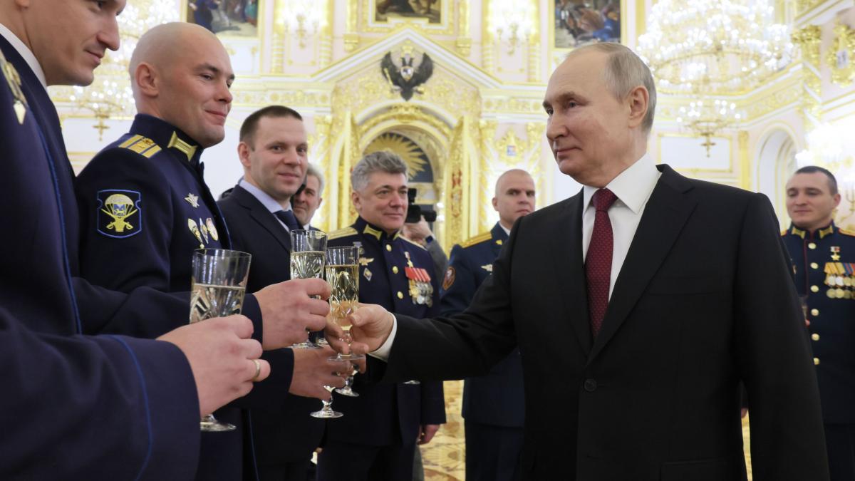 Vladimir Putin, zâmbitor și relaxat, în mijlocul "Eroilor Rusiei"