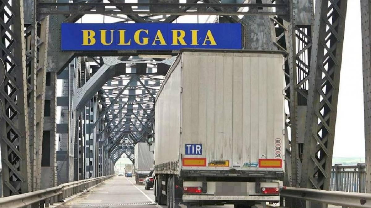 Doi români, reținuți în Bulgaria, după ce autoritățile au găsit 70 de migranți într-un autocar