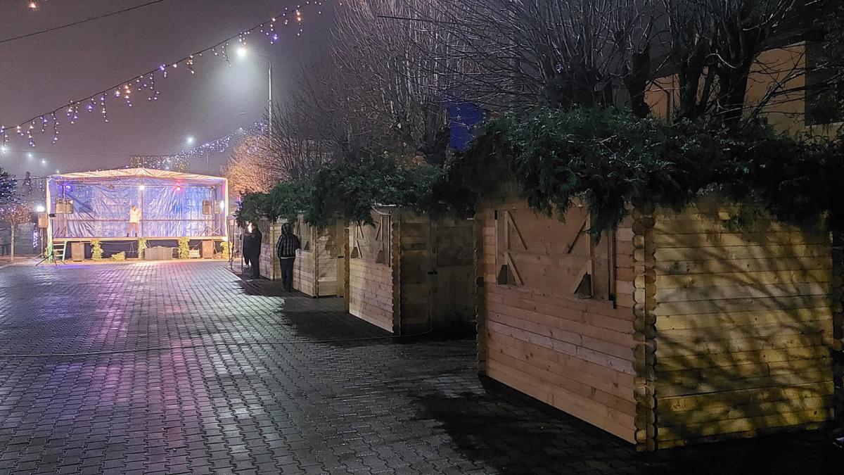 Momente penibile la Târgul de Crăciun pustiu. Concert fără public, căsuțe închise: "Toate mâinile sus! Foarte bine! Hai să aplaudăm mai tare"