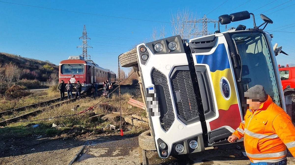 Accident feroviar în Dâmbovița: Un tren de călători a lovit mașina de gunoi