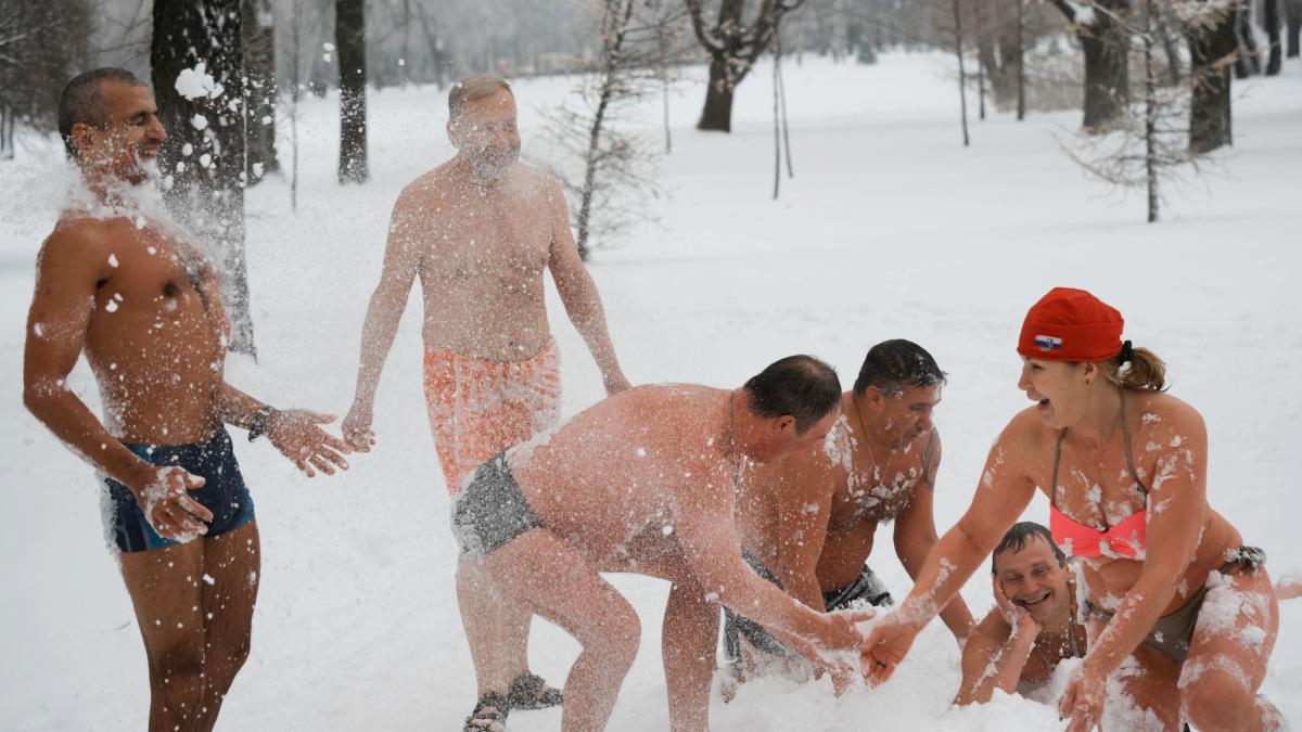 La Moscova, rușii înoată în apele înghețate. Iată imaginile!