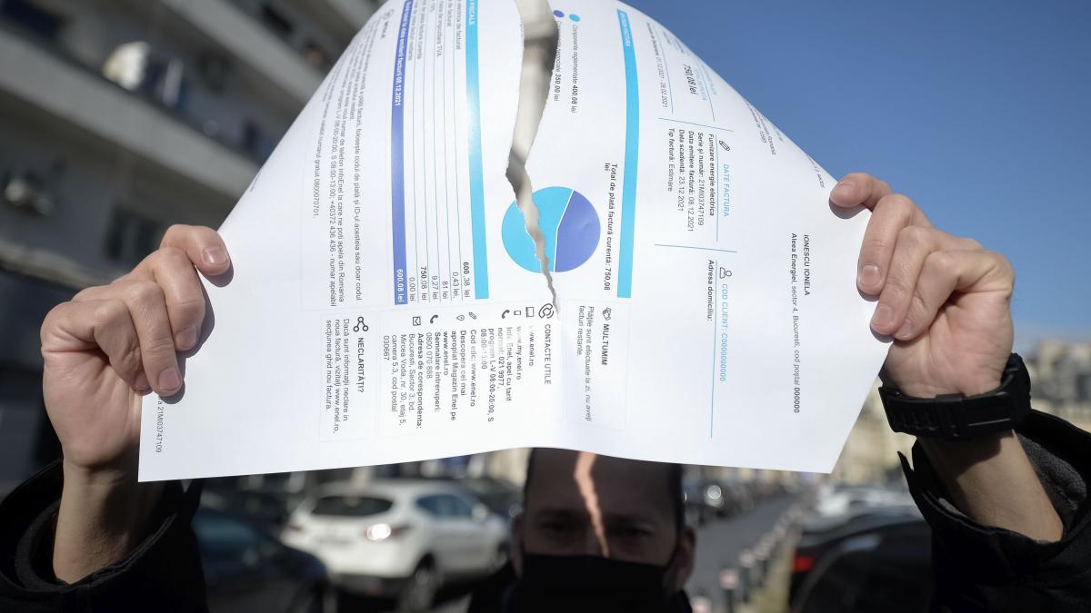 "Să pui consumatorii, aproape 9 milioane de oameni, să vină cu declaraţii pe proprie răspundere pentru a beneficia de un preţ compensat la energie mi se pare o prostie fără margini"