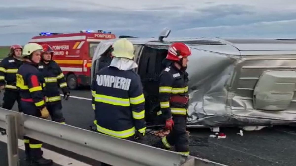 Un microbuz cu 9 persoane s-a răsturnat pe autostrada A1. A fost activat planul roșu în județul Arad