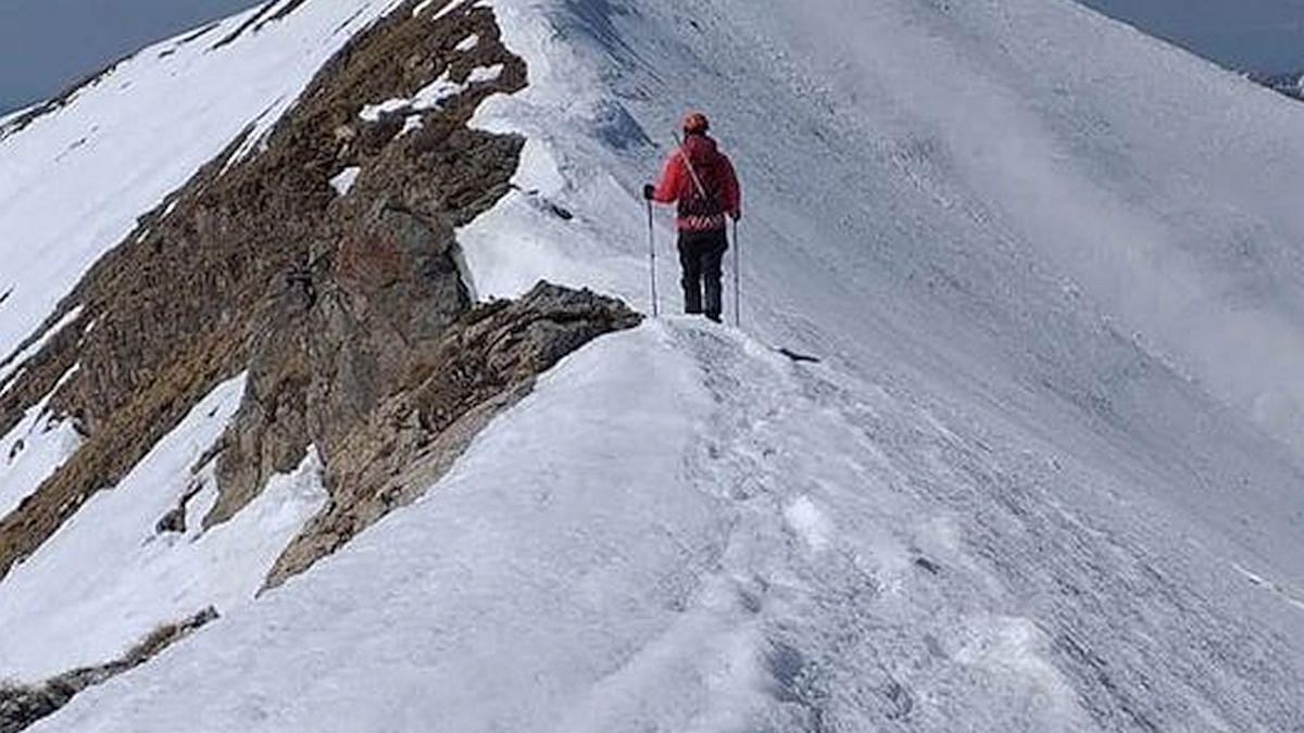 UPDATE: Salvamontiștii au reușit să-l salveze pe bărbatul care a alunecat pe poteca ce ducea spre Vârful Moldoveanu, în Munţii Făgăraş