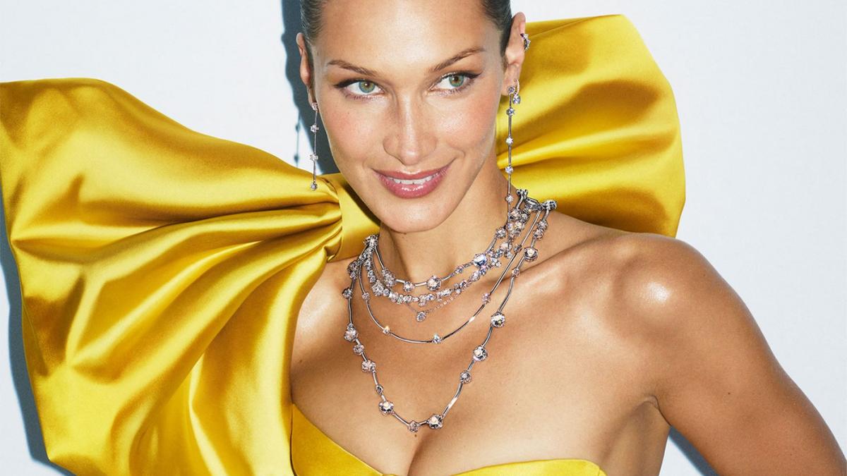 Frumoasa Bella Hadid este zâna cadourilor în campania Swarovski Holiday 2022