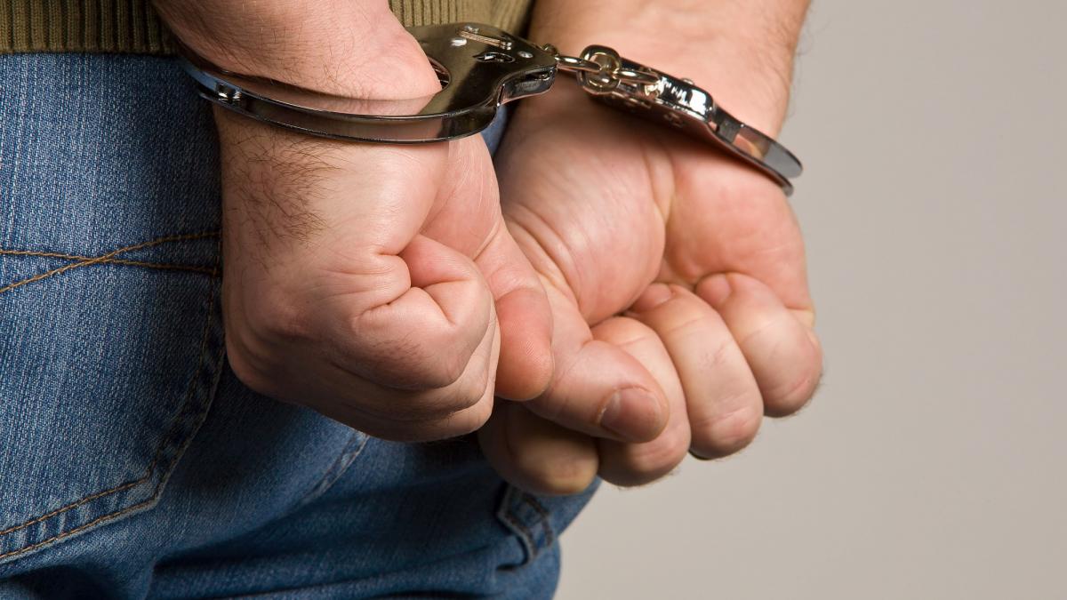 Patru polițiști, reținuți 24 de ore: au luat bani de la infractori și au furnizat informații din dosare