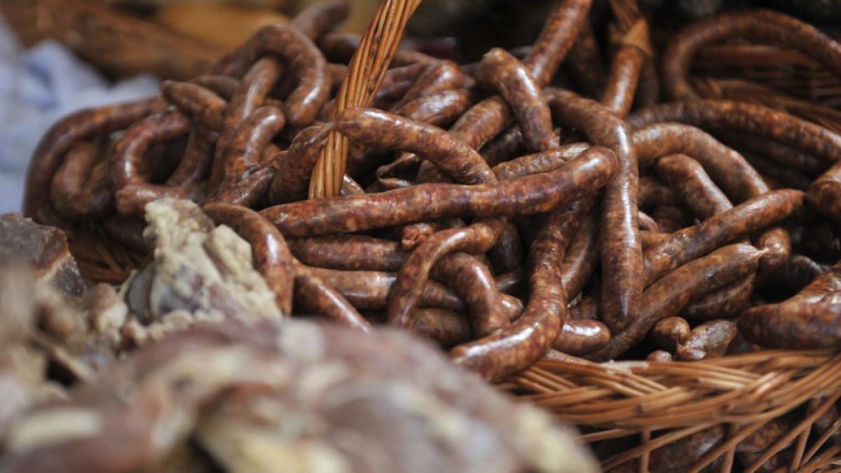 Italienii, oripilați de cârnații întinși la uscat de români pe sârmele de rufe