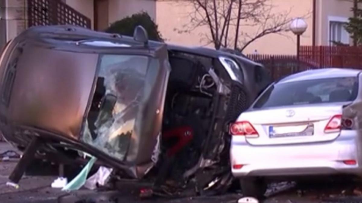 Accident teribil pe Șoseaua Gheorghe Ionescu - Sisești. Un șofer de 18 ani, drogat, a pierdut controlul volanului și a lovit două autoturisme parcate