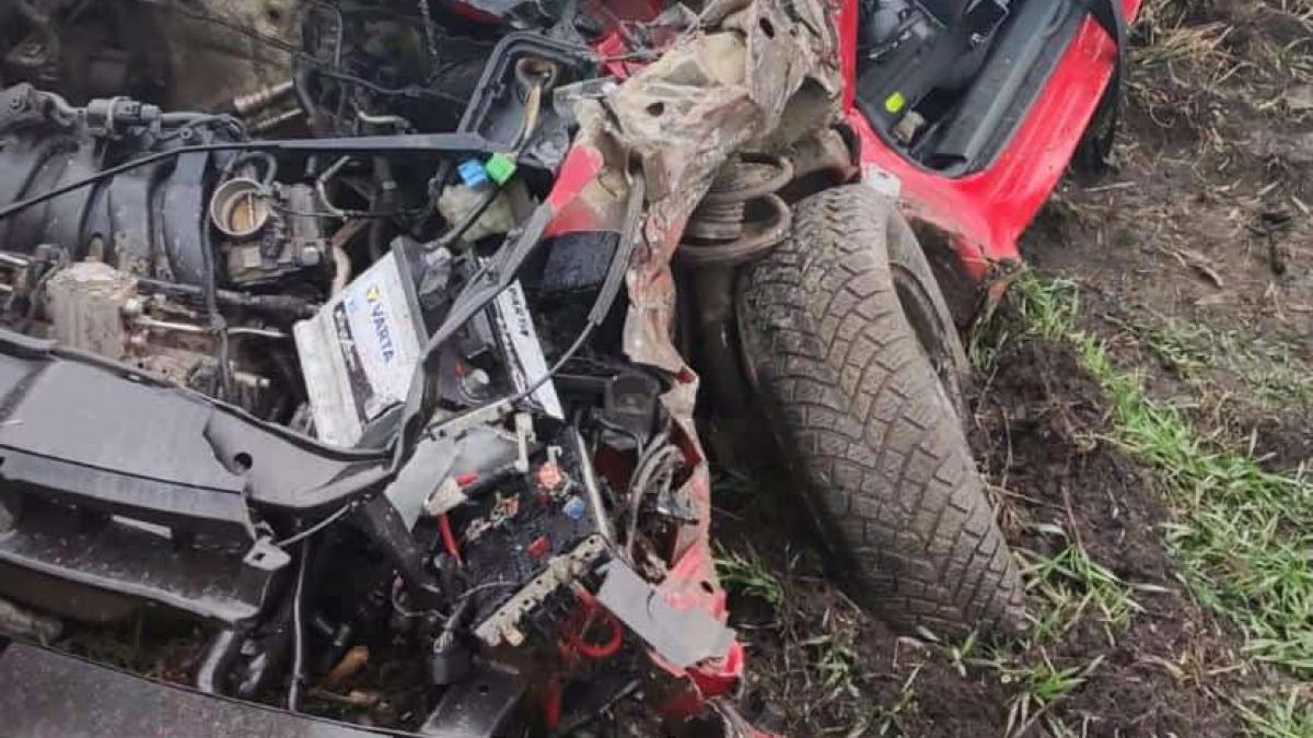 Accident teribil în Neamț. O mașină a fost spulberată de tren. Șoferul a scăpat ca prin minune