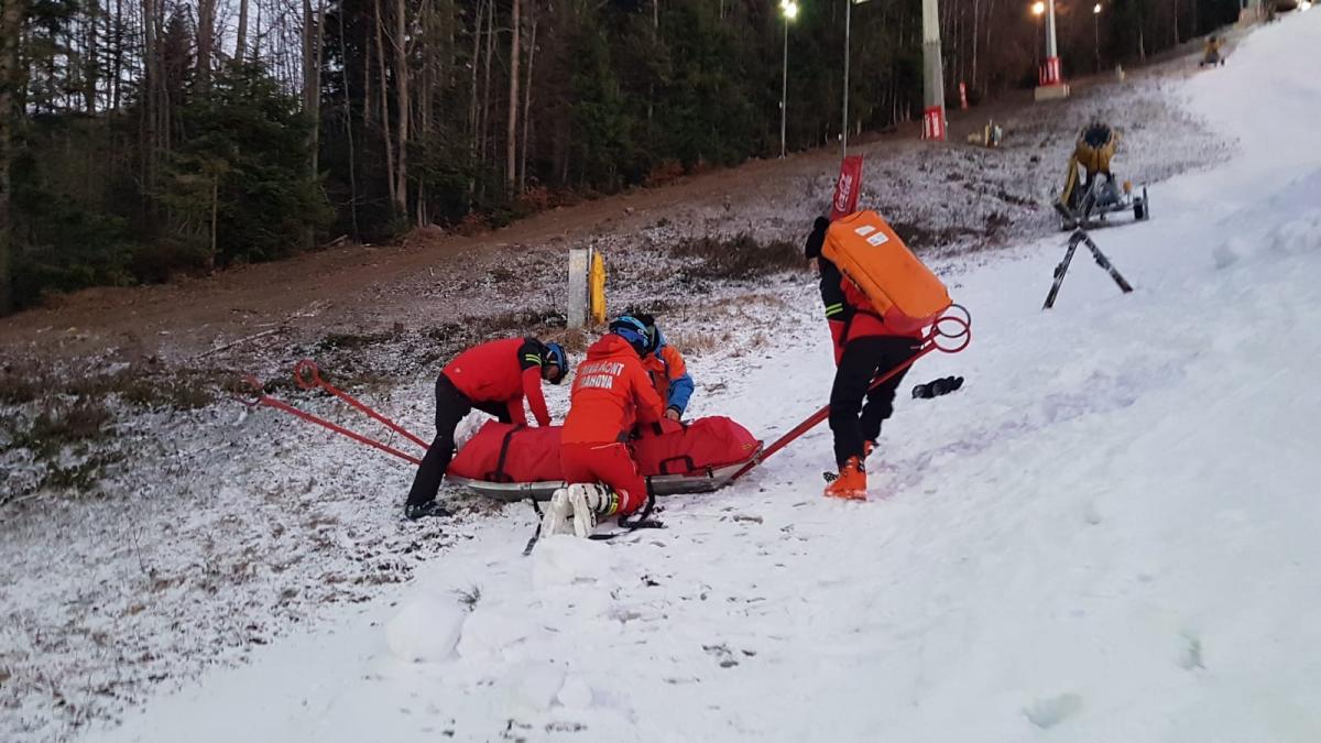 Adolescentă de 17 ani, traumatism la coloană după o căzătură pe pârtie
