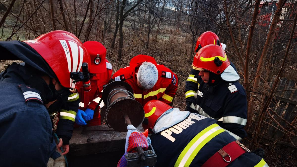 La un pas de moarte! Un bărbat a căzut într-o fântână adâncă de 7 metri