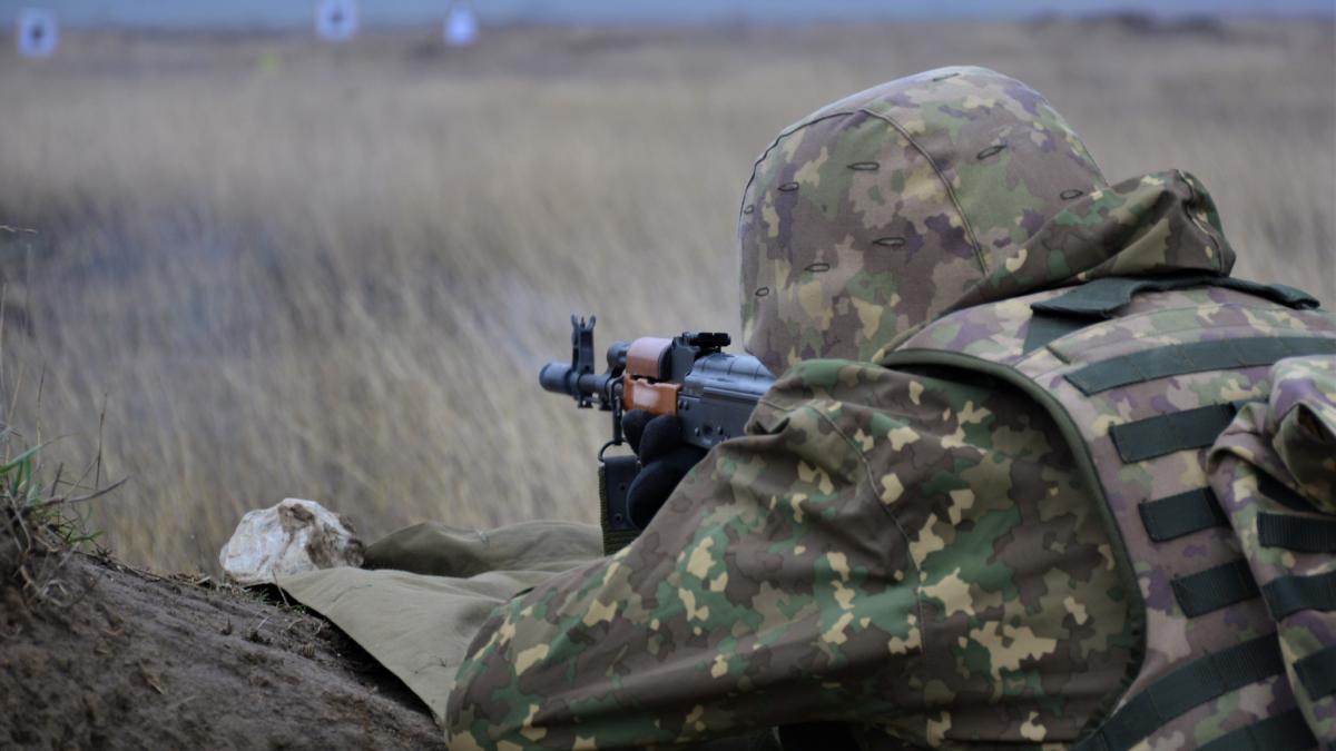 Ministrul se laudă cu militarii români și face promisiuni pentru îmbunătățirea condițiilor de viață 