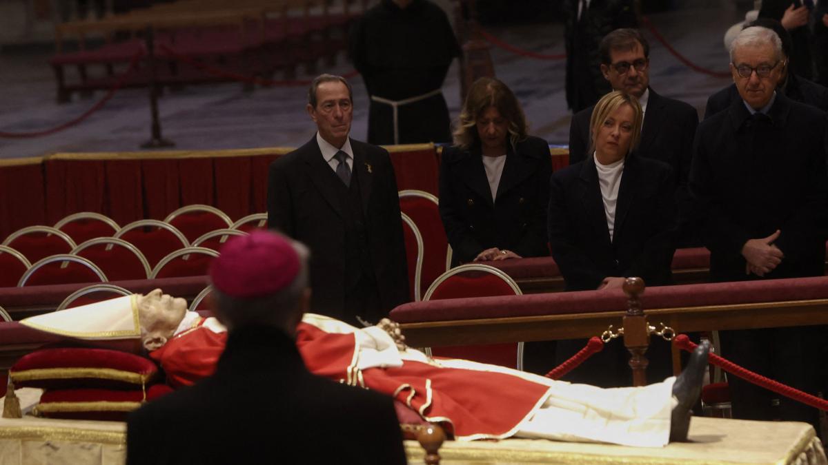 Giorgia Meloni i-a adus un ultim omagiu papei emerit Benedict al XVI-lea