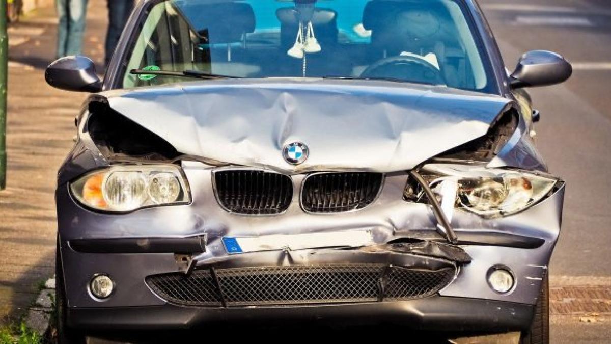 Metoda "Accidentul" lovește din nou. Tamponări înscenate în Bihor pentru a obține despăgubiri de la asiguratori