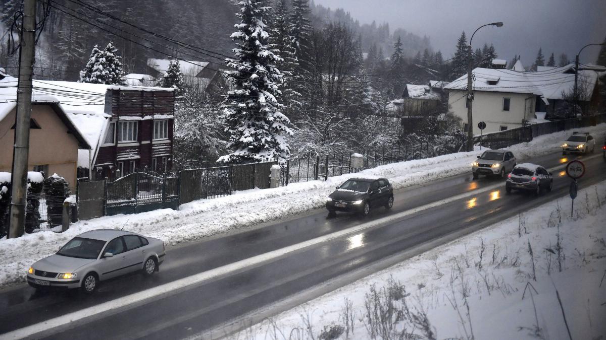 Circulație în condiții de iarnă în Pasul Prislop, județul Maramureș