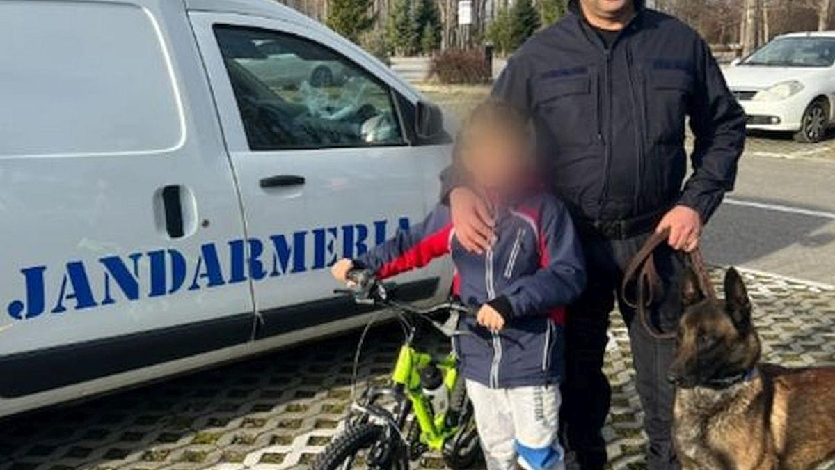 Copil rătăcit într-un parc, găsit cu ajutorul unui cățel