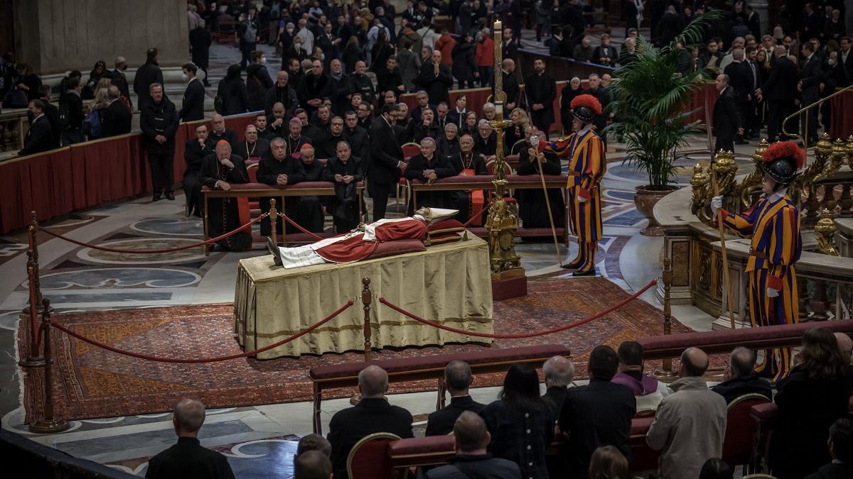 Fostul Papă Benedict al XVI-lea va fi înmormântat astăzi