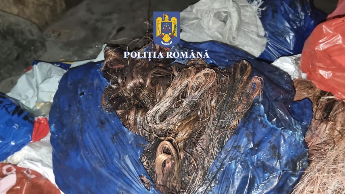 Trei bărbați care au furat peste 1.600 de metri de cablu au fost arestați
