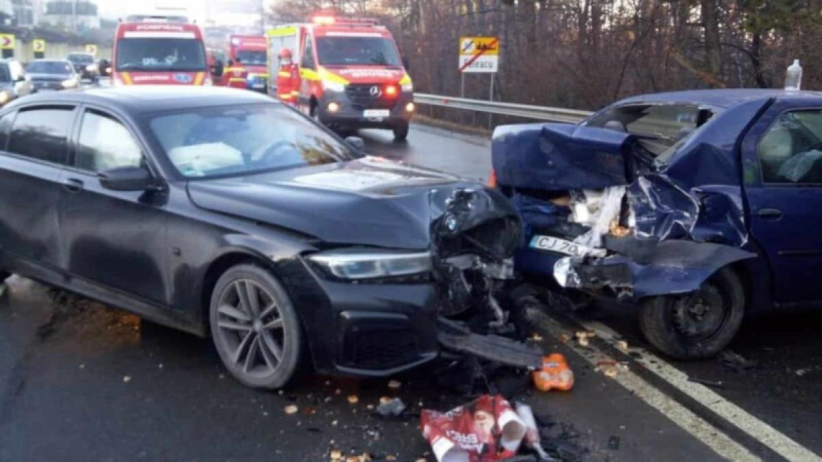 Accident în lanț pe Feleac, în județul Cluj. Cinci persoane sunt rănite
