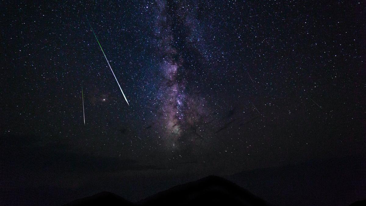 O cometă vizibilă odată la 50.000 de ani se apropie de Pământ