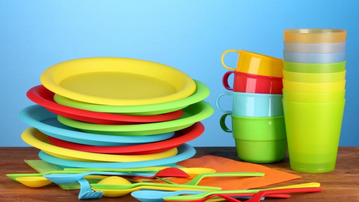 Tacâmurile de unică folosință, fabricate din plastic, vor fi interzise în Anglia