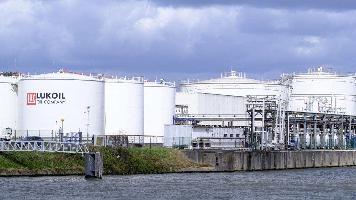Lukoil a ajuns la un acord pentru vânzarea rafinăriei din Sicilia