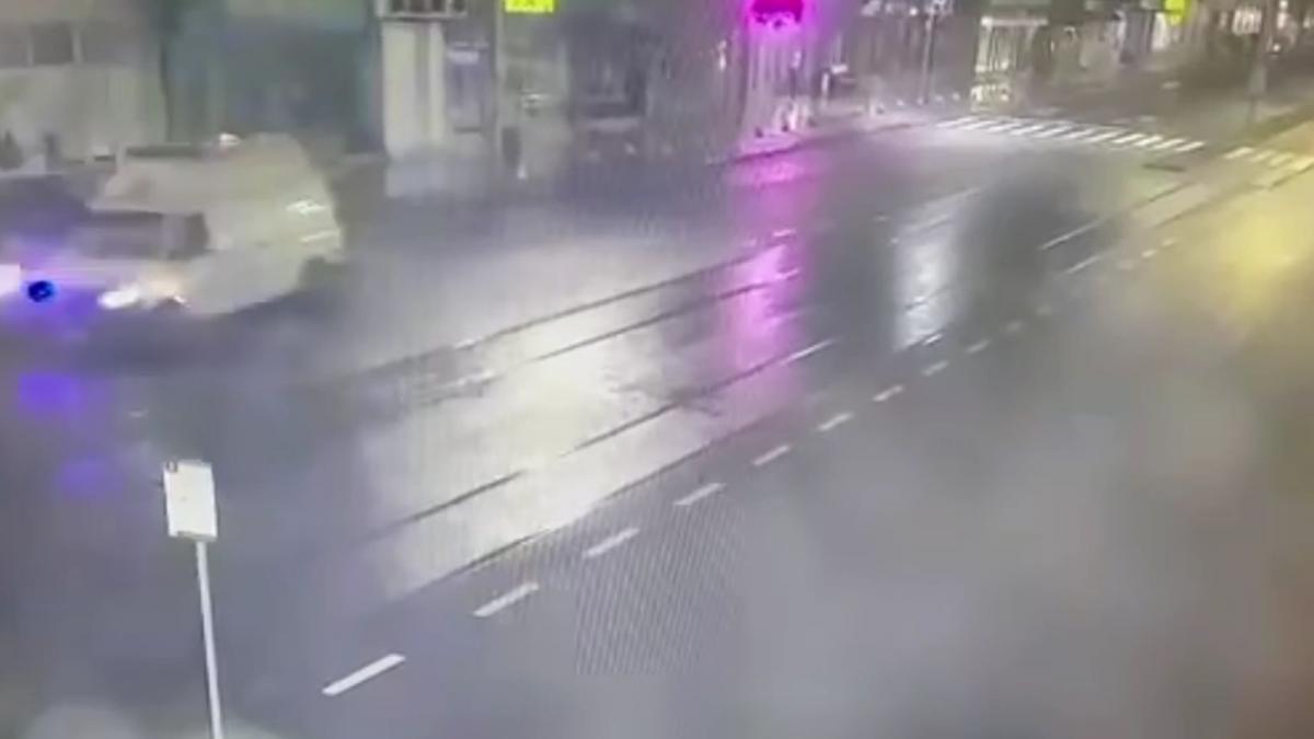 Băutura face ravagii: O mașină condusă de un șofer beat a lovit o ambulanță și a proiectat-o într-un refugiu de tramvai