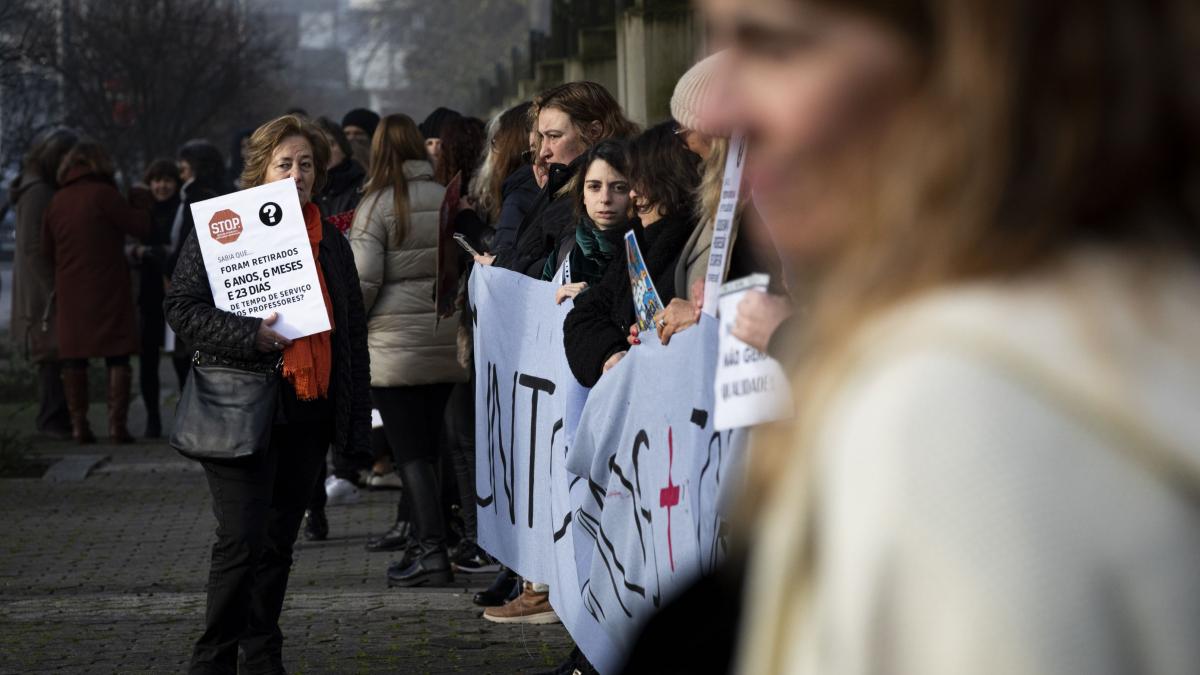 Zeci de mii de profesori au protestat la Lisabona solicitând salarii mai mari