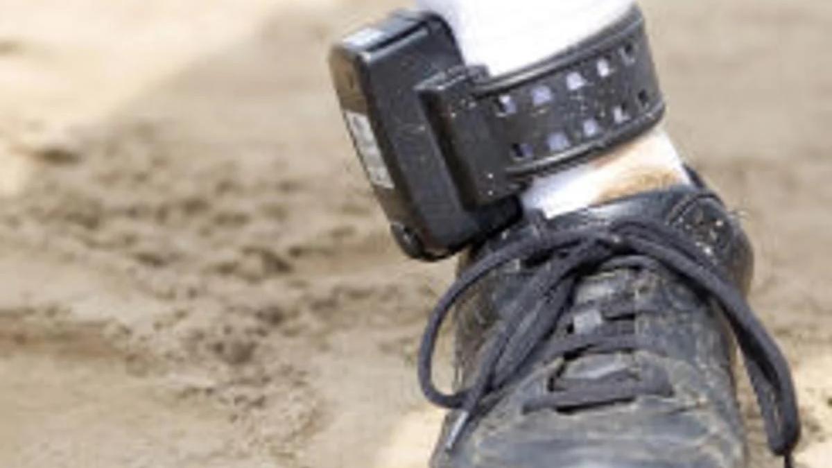 Bărbat arestat preventiv, după ce a încercat demontarea dispozitivului de monitorizare electronică