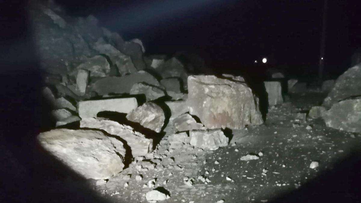 Căderi masive de pietre și stânci pe DN 57, lângă Berzasca. Drumul este blocat total!