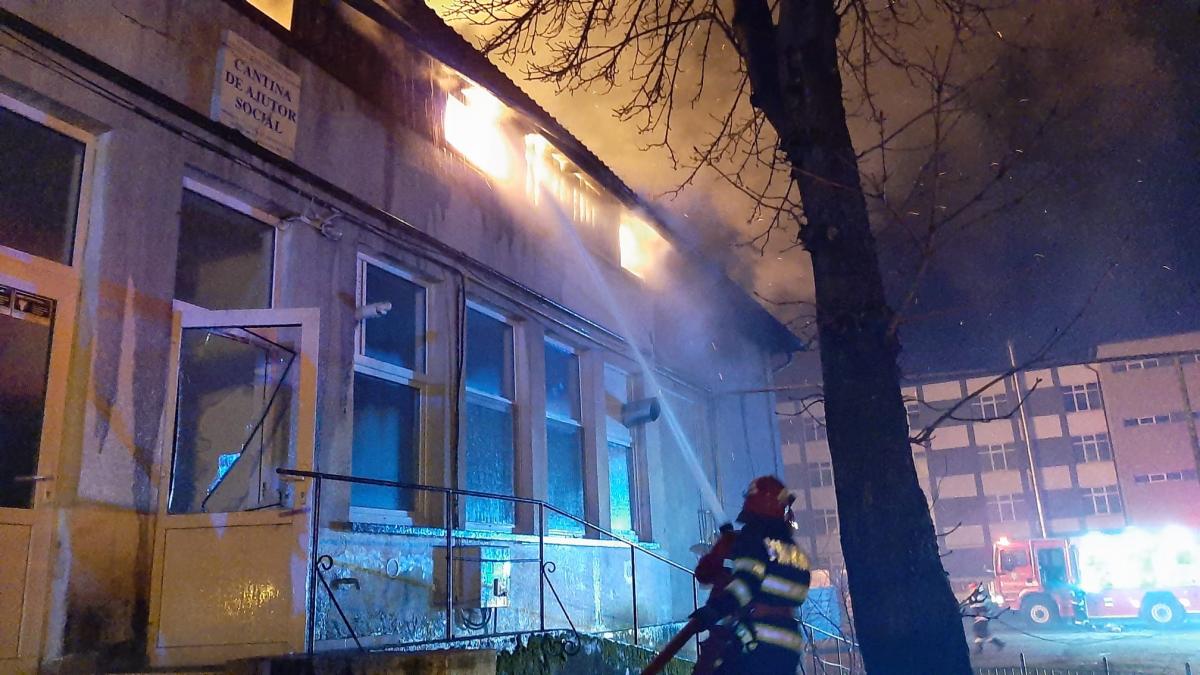 Incendiu puternic la cantina unui liceu din Baia Mare
