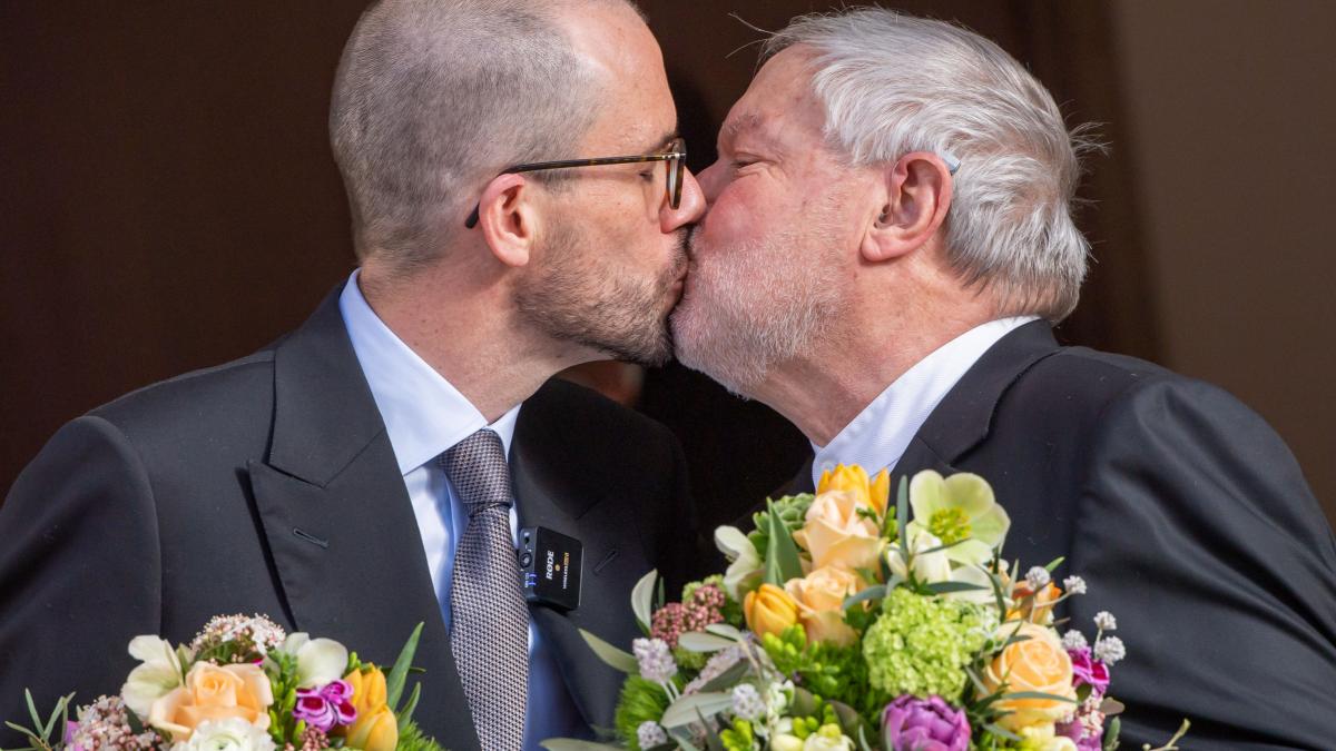 România, OBLIGATĂ de CEDO să recunoască oficial și familiile formate din persoane de același sex